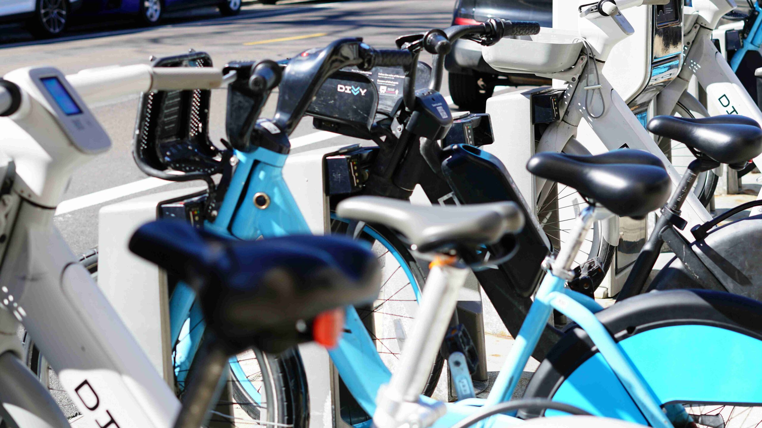 Divvy Bikes in Chicago (©Cristian Guillen)