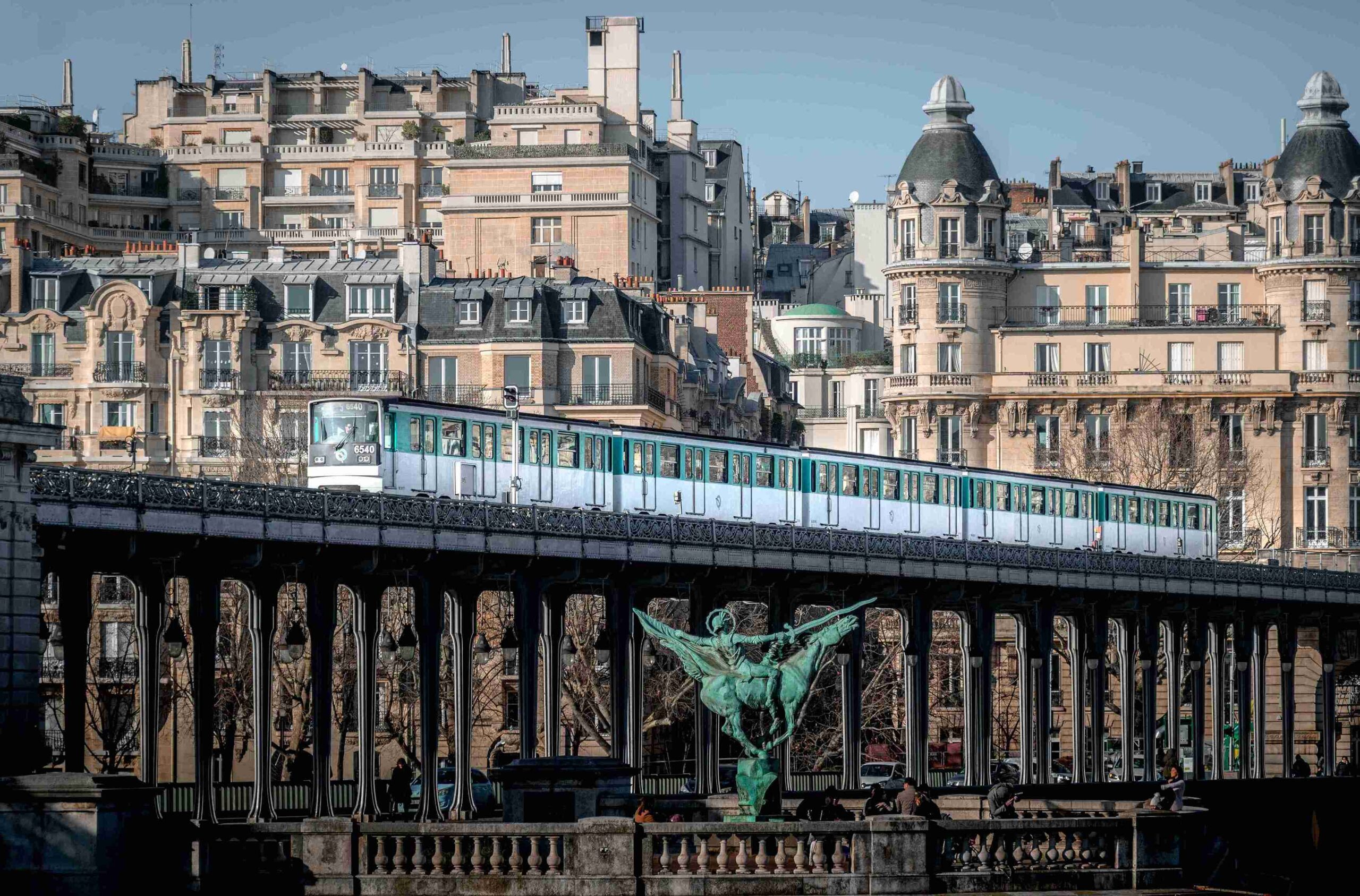 Public Transportation in Paris (©Louis Paulin)