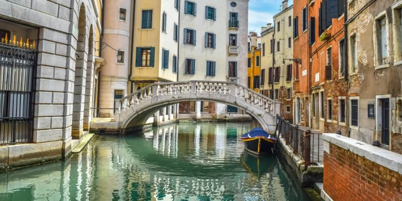 Gondolas in Venice (©Dmitry Bukhantsov)