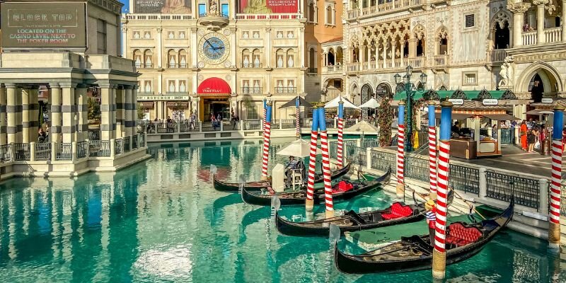 Venetian Gondolas (©FeelingVegas.Com)