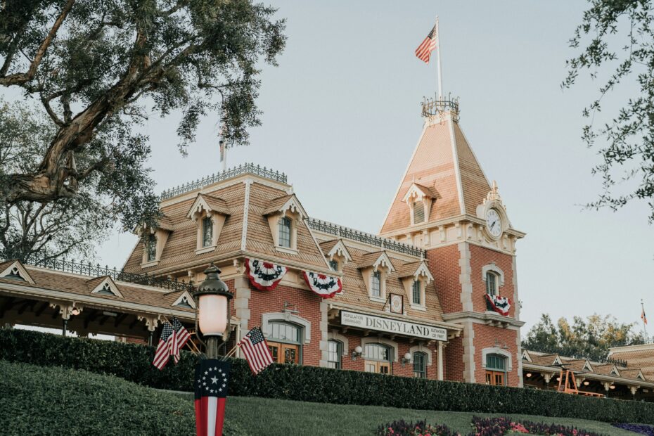 Disneyland Entrance (©Kaleb Tapp)