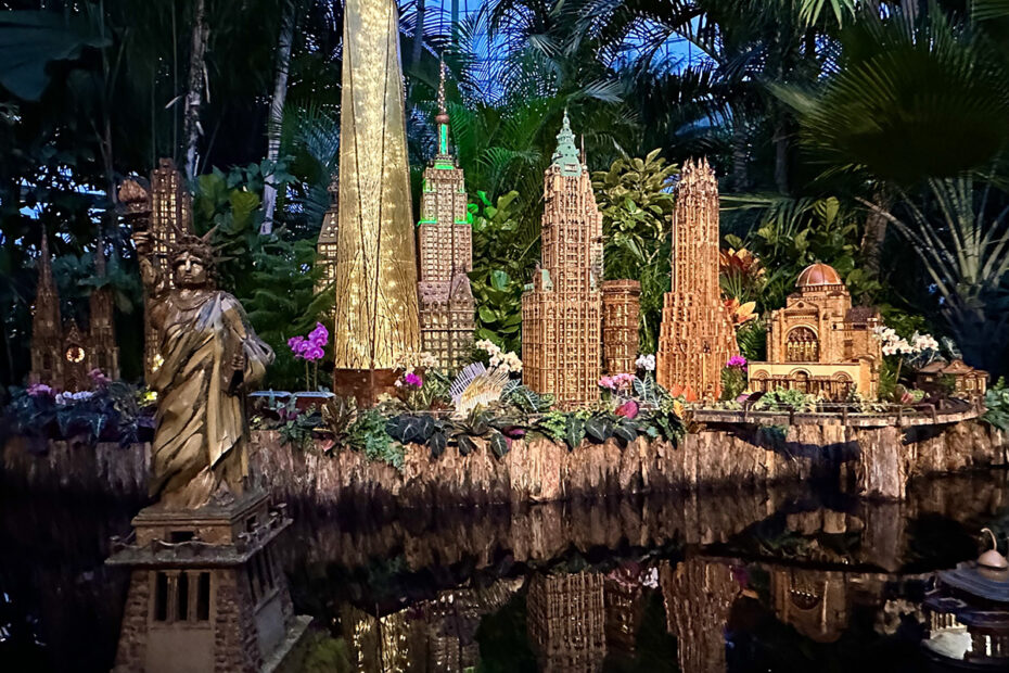 New York Botanical Garden's Holiday Train Show (©Melanie Lee)