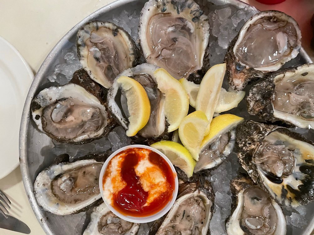 Felix's Restaurant & Oyster Bar (©Cesar R Yelp)