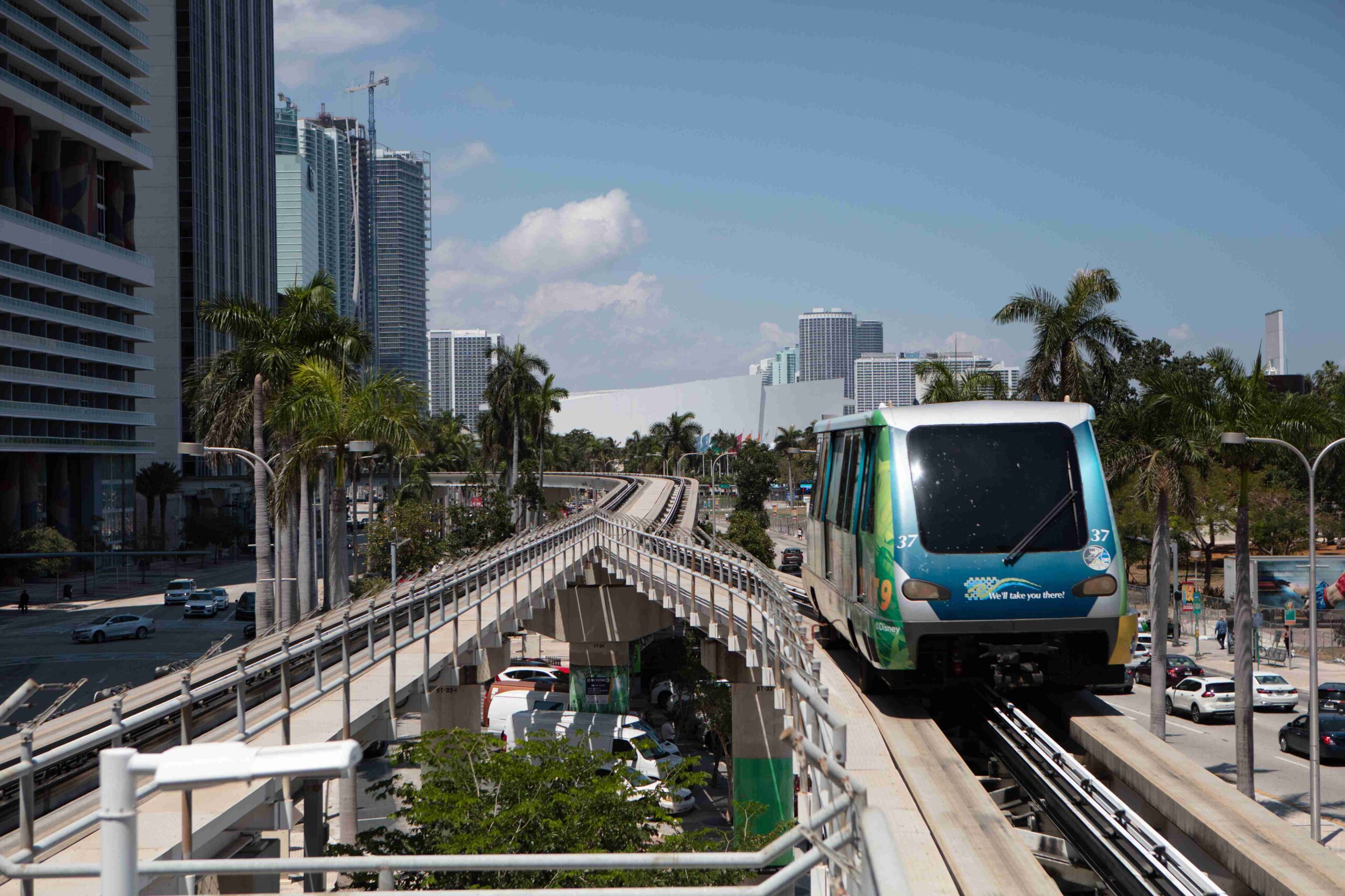 Bayside Marketplace - Metromover - Downtown Miami (Photo courtesy of the GMCVB – http://MiamiandMiamiBeach.com)