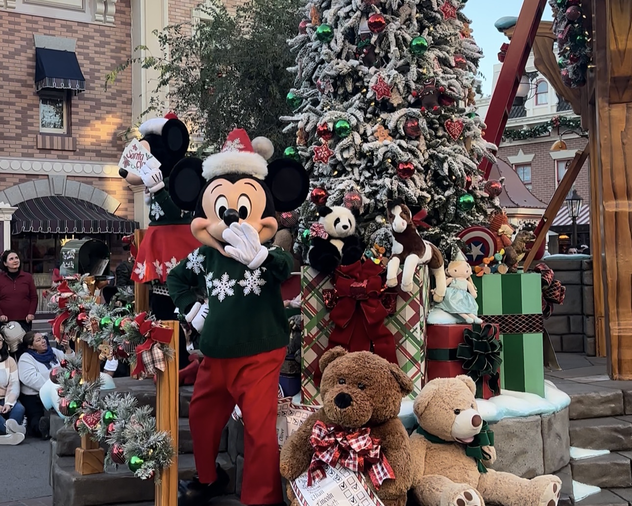 Christmas Parade at Disneyland Resort (©Melanie Lee)