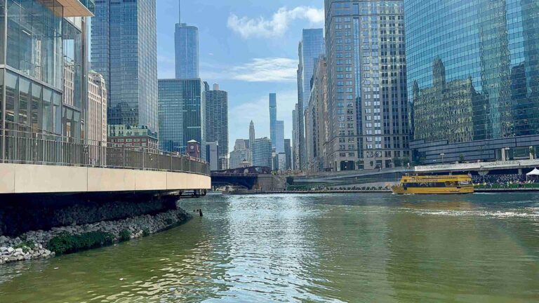 Chicago Riverwalk (©Melanie Lee) Chicago Riverwalk (©Melanie Lee)