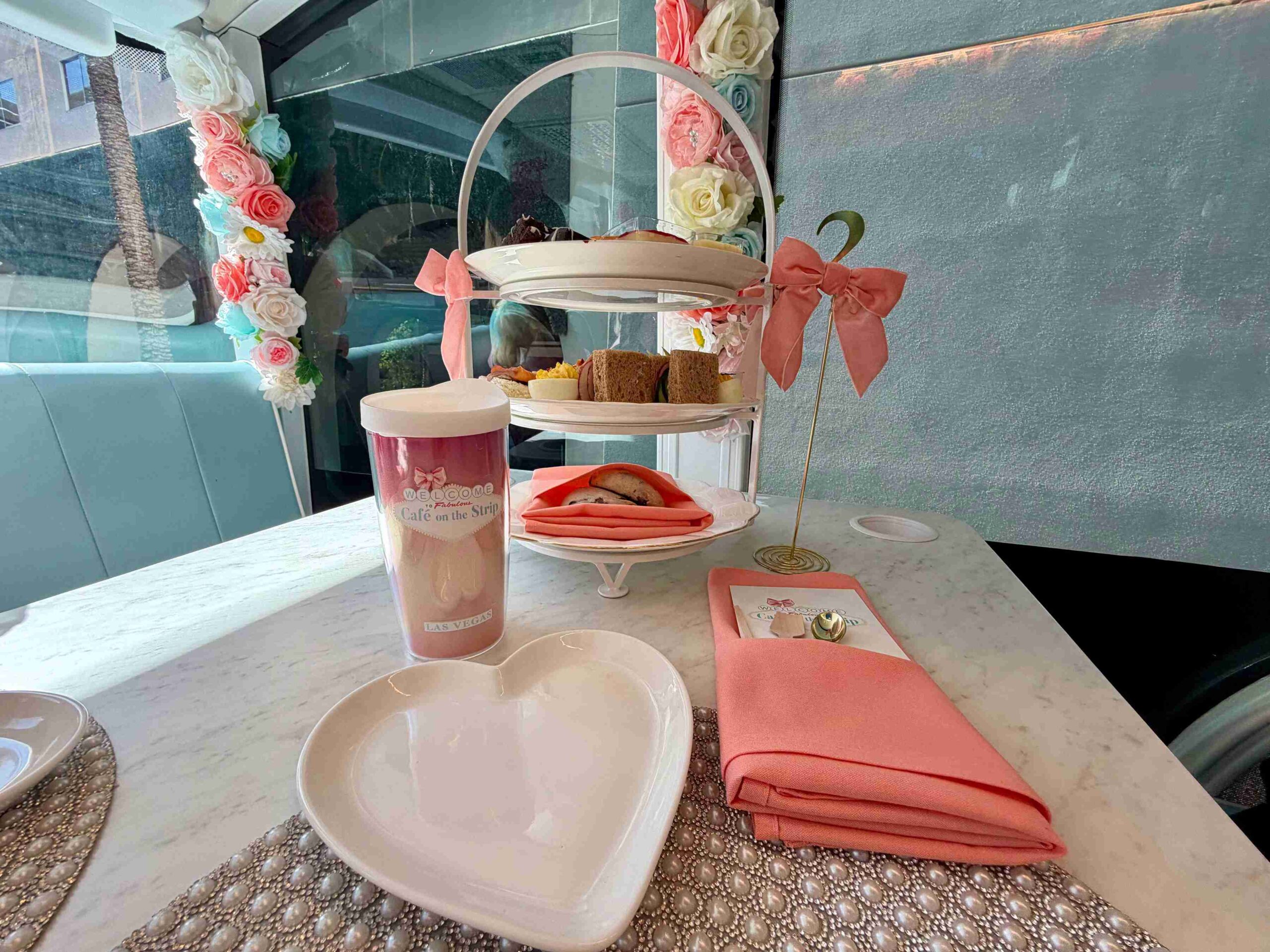 Café on the Strip (©Melanie Lee)