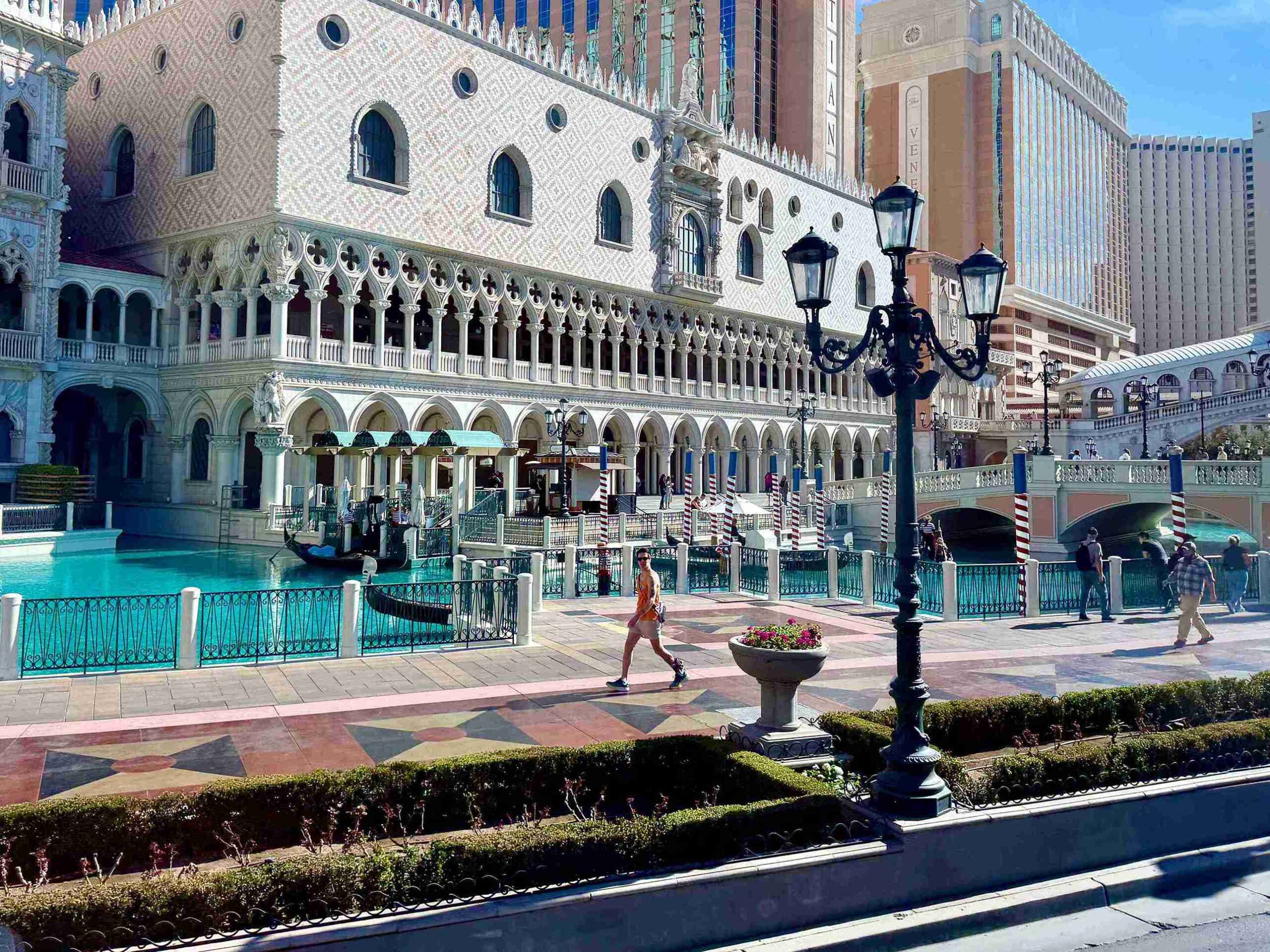 Café on the Strip (©Melanie Lee)